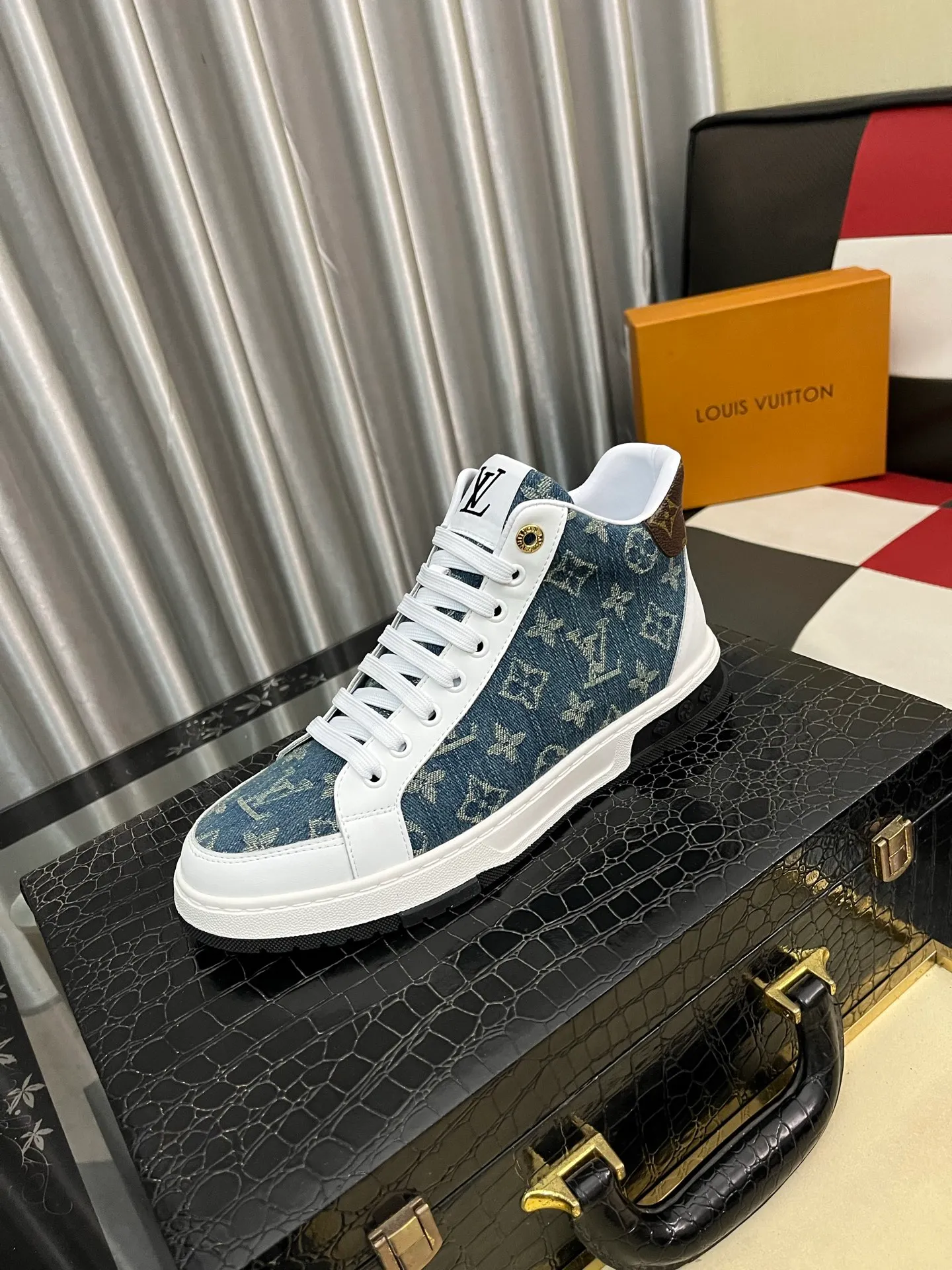 Men's shoes 💰420⌚️⌚️《Louis vuitton/LV Louis Vuitton》original quality.~ Unique modern style sneakers. 🏃A must-have casual shoe for trendy men😍😍 Original brand imported from Italy, imported original leather, cowhide lining (refuses to discolor and grind feet) sole: original sole provided by the original factory, French lazy style design ⚠️Fit to the feet, original quality, super comfortable original sole. Code number: 38-442️⃣Colors available